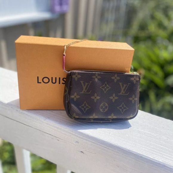 Authentic Louis Vuitton pochette limited edition Vivienne Christmas Monogram - Picture 3 of 6